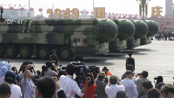 Veículos militares durante desfile para comemorar o 70º aniversário da fundação da China, em Pequim, 1º de outubro de 2019 - Sputnik Brasil