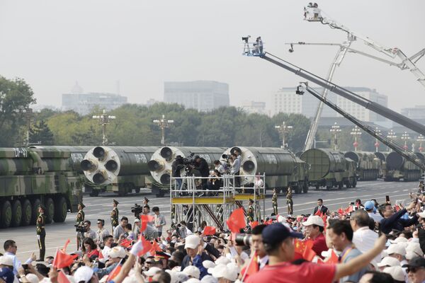 Jornalistas tirando fotos dos mísseis DF-41 e DF-5B durante o desfile militar marcando o 70º aniversário da fundação da República Popular da China, em Pequim - Sputnik Brasil
