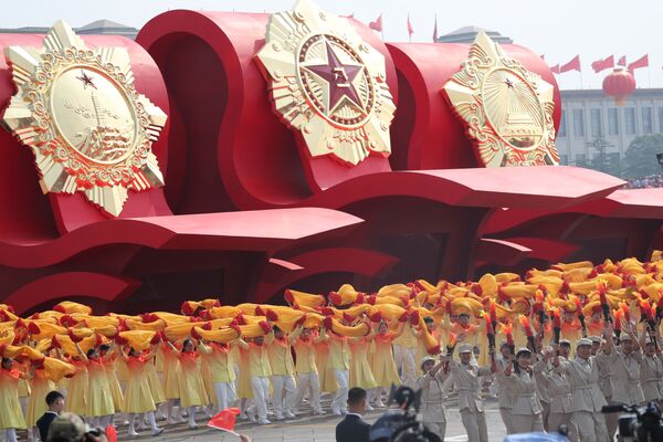 Participantes do desfile militar marcando o 70º aniversário da fundação da República Popular da China, em Pequim - Sputnik Brasil