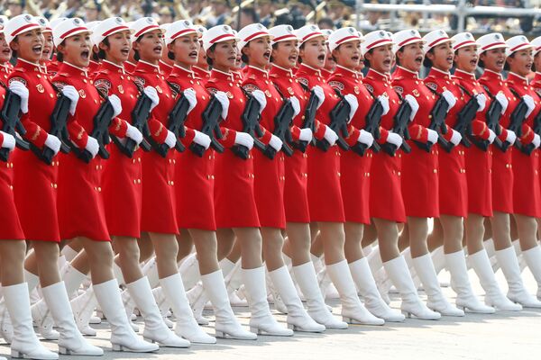 Militares do Exército da China durante o desfile militar marcando o 70º aniversário da fundação da República Popular da China, em Pequim - Sputnik Brasil