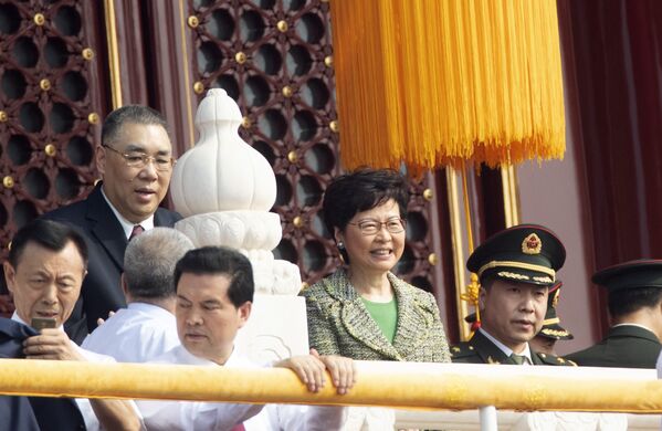 Chefe da administração de Hong Kong, Carrie Lam, no desfile militar marcando o 70º aniversário da fundação da República Popular da China, em Pequim - Sputnik Brasil
