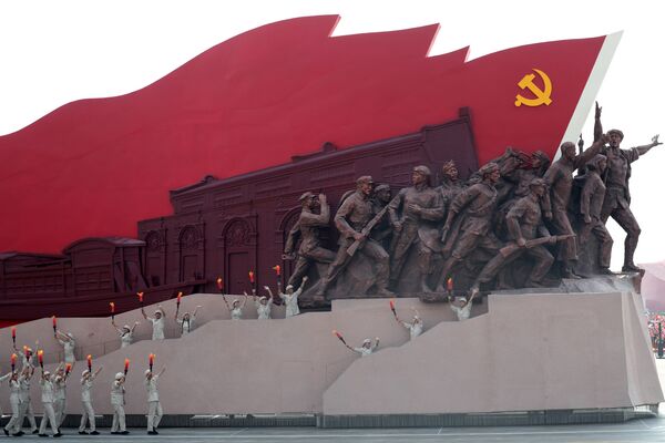 Artistas durante o desfile militar marcando o 70º aniversário da fundação da República Popular da China, em Pequim - Sputnik Brasil