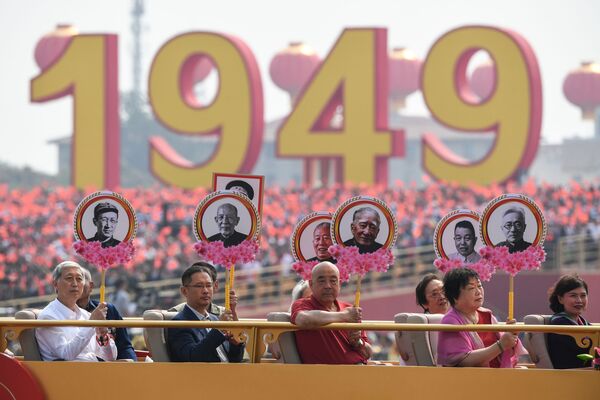 Parentes dos revolucionários-mártires durante o desfile militar marcando o 70º aniversário da fundação da República Popular da China, em Pequim - Sputnik Brasil