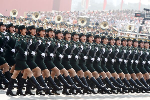 Militares do Exército da China durante o desfile militar marcando o 70º aniversário da fundação da República Popular da China, em Pequim - Sputnik Brasil