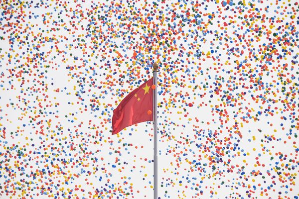 Lançamento de balões no fim do desfile militar marcando o 70º aniversário da fundação da República Popular da China, em Pequim - Sputnik Brasil