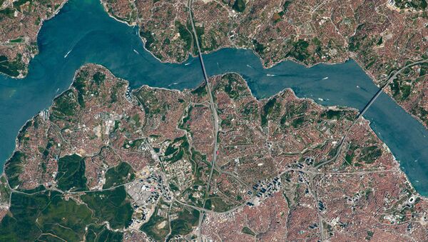 Vista superior das pontes sobre o estreito de Bósforo (imagem de arquivo) - Sputnik Brasil