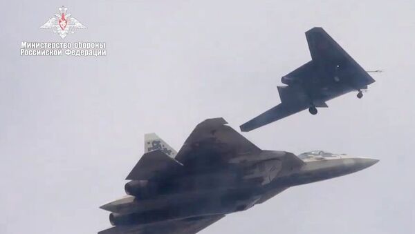 Drone de ataque russo Okhotnik faz seu primeiro voo conjunto com o caça SU-57, em 27 de setembro - Sputnik Brasil
