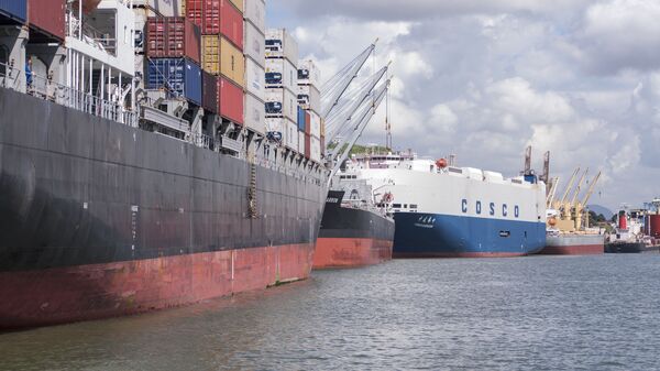 Embarque e desembarque de cargas no porto de Vitória, no Espírito Santo em 17 de abril de 2011. - Sputnik Brasil