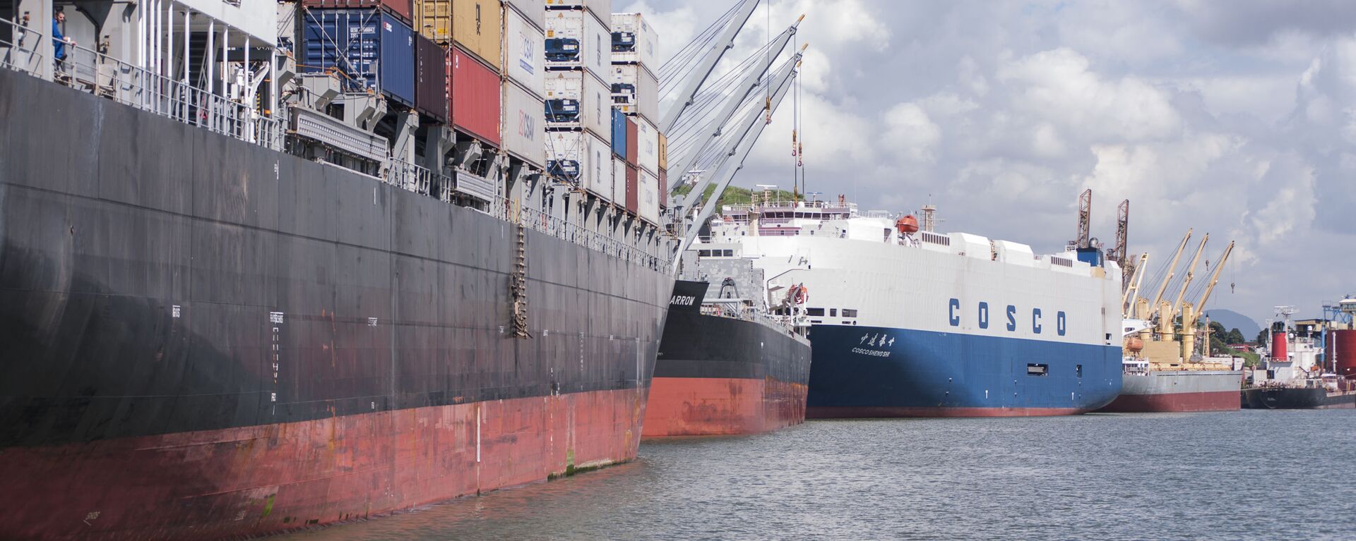 Embarque e desembarque de cargas no porto de Vitória, no Espírito Santo em 17 de abril de 2011. - Sputnik Brasil, 1920, 16.09.2022