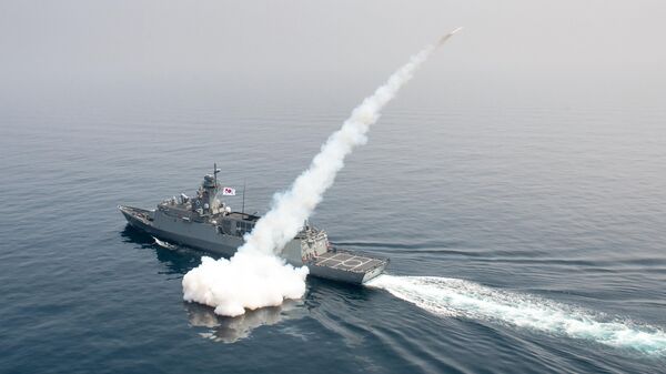 Navio da marinha sul-coreana dispara míssil durante exercício no mar do Leste da Coreia do Sul - Sputnik Brasil