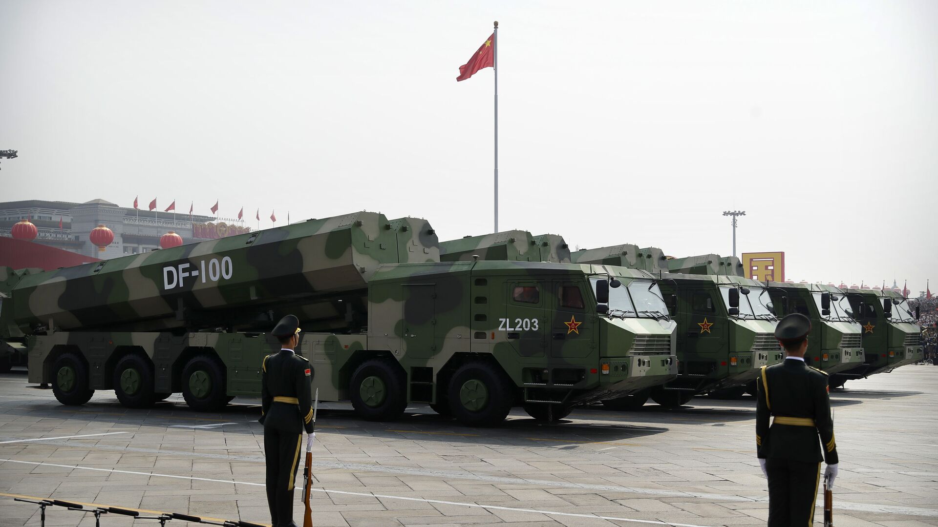 Veículos militares chineses carregando o míssil de cruzeiro DF-100 no decorrer do desfile militar em homenagem aos 70 anos da criação da República Popular da China - Sputnik Brasil, 1920, 30.10.2023