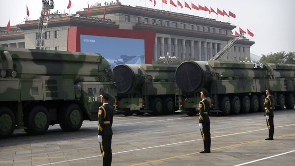 Veículos militares chineses demonstrando o míssil balístico DF-41 durante o desfile militar em homenagem aos 70 anos da criação da República Popular da China - Sputnik Brasil