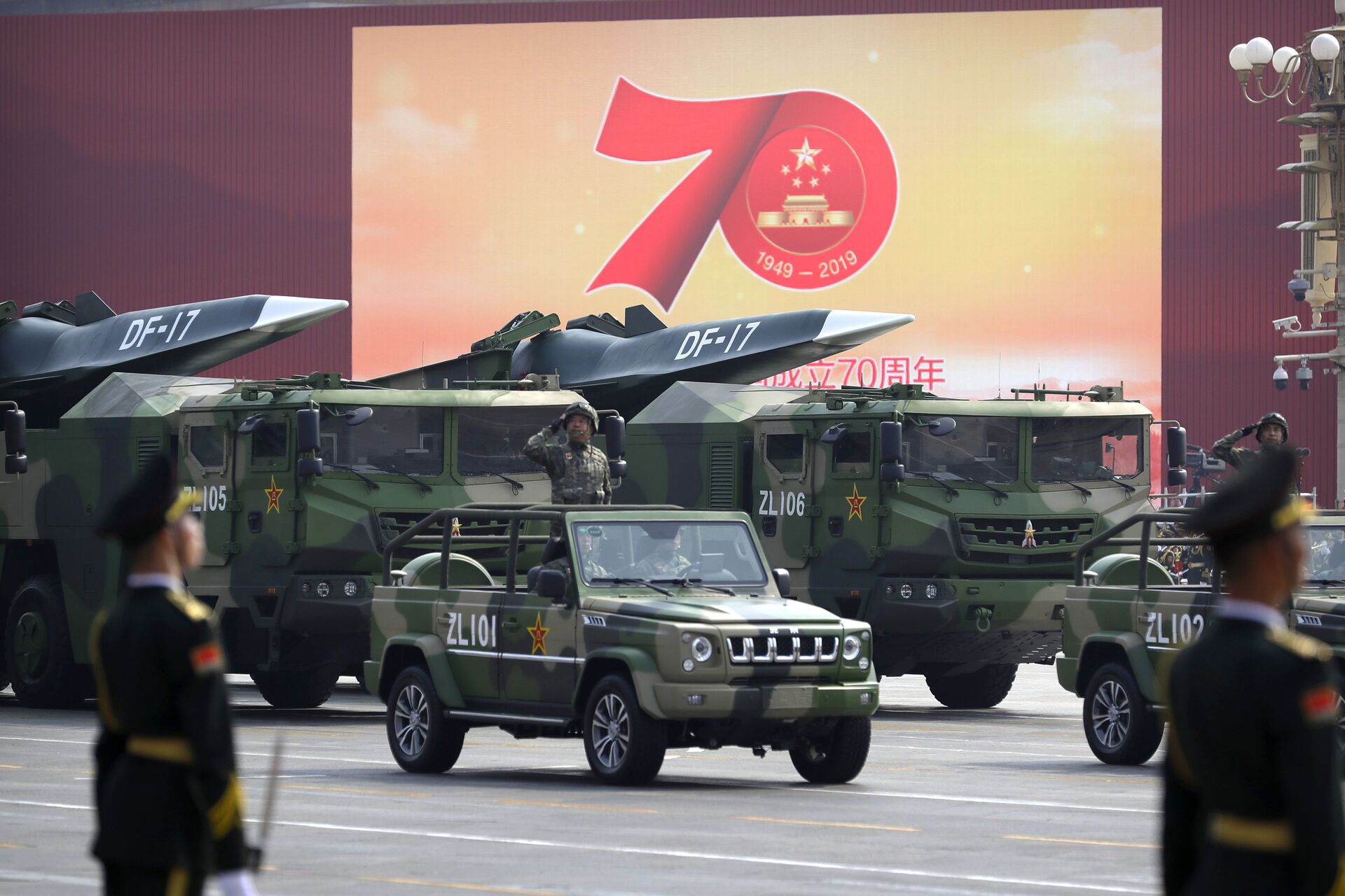 Veículos militares chineses transportando o míssil balístico DF-17 durante o desfile militar em homenagem aos 70 anos da criação da República Popular da China - Sputnik Brasil, 1920, 09.11.2021
