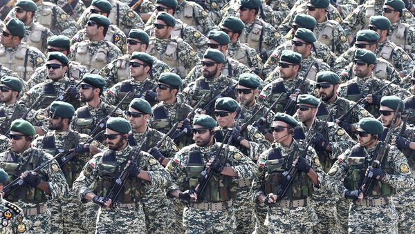 Tropas do exército do Irã marcham durante parada militar (foto de arquivo) - Sputnik Brasil
