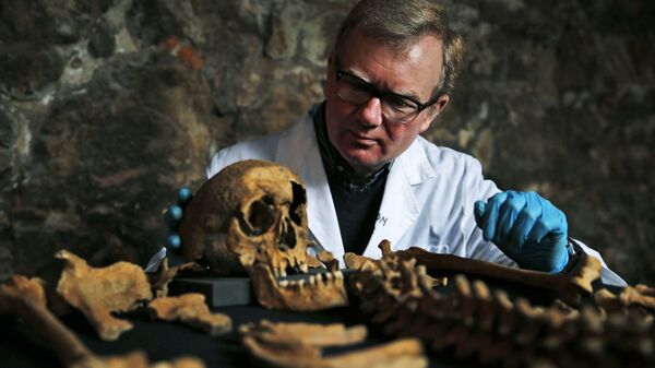Cientista observa esqueleto de vítima da Peste Negra na Grã Bretanha (foto de arquivo) - Sputnik Brasil