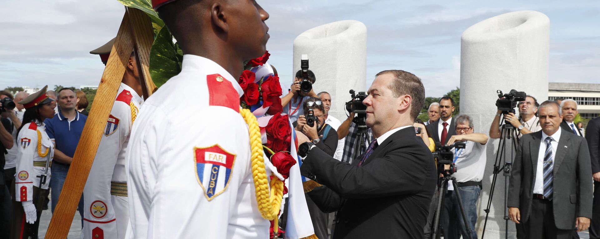 O primeiro-ministro russo, Dmitry Medvedev, participa de uma cerimônia no Memorial José Martí, em Havana, Cuba - Sputnik Brasil, 1920, 27.01.2022