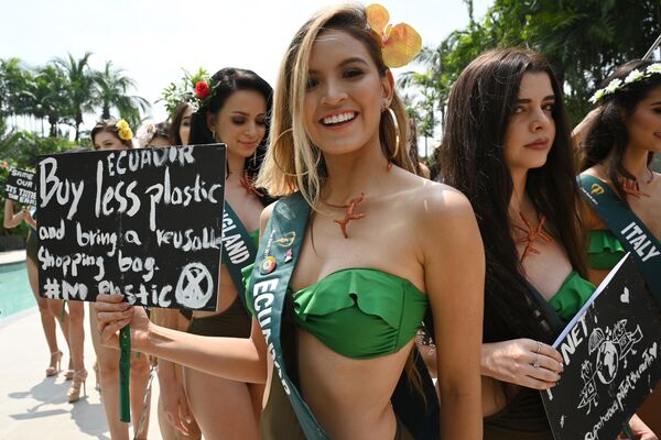 Candidata equatoriana ao título Miss Terra 2019 com cartaz em defesa do planeta - Sputnik Brasil