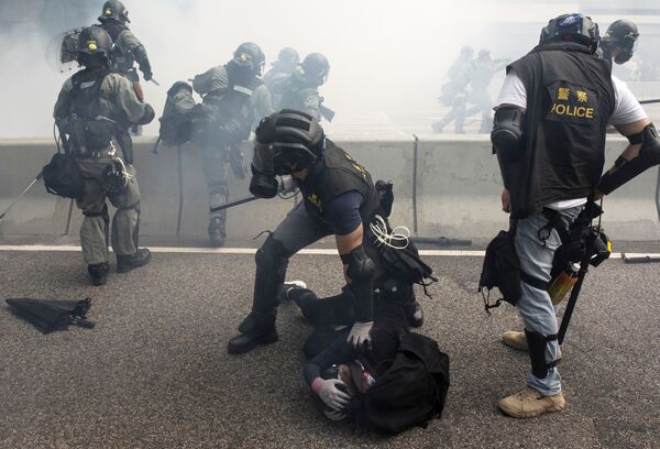 Policiais durante a detenção de manifestantes em Hong Kong - Sputnik Brasil