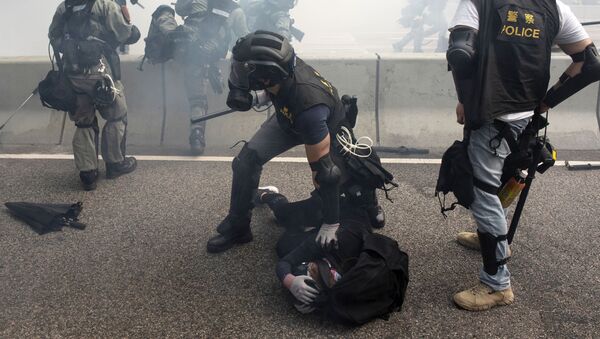 Policiais durante a detenção de manifestantes em Hong Kong - Sputnik Brasil