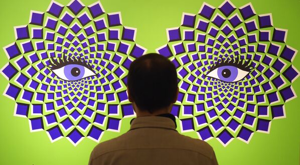 Homem em frente a imagem de ilusões de ótica durante exposição interativa em Augustusburg, Alemanha - Sputnik Brasil