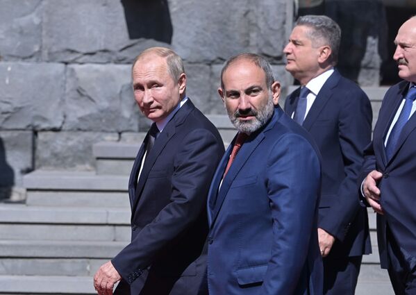 Presidente russo Vladimir Putin ao lado do primeiro-ministro armênio Nikol Pashinyan, antes da fotografia conjunta dos chefes das delegações dos Estados-membros da Comunidade Econômica Eurasiática (CEE), na Armênia - Sputnik Brasil