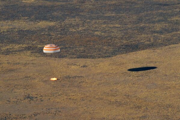 Aterrissagem do módulo de pouso da nave espacial MS-12 Soyuz com três tripulantes da Estação Espacial Internacional - Sputnik Brasil