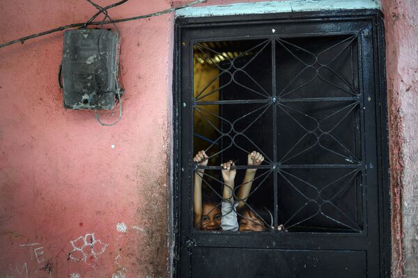 Crianças brincam em favela de Caracas, na Venezuela - Sputnik Brasil