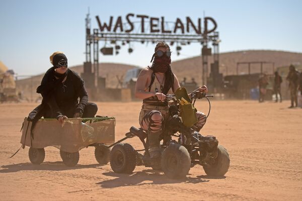 Mulheres andam de quadriciclo durante o festival Wasteland Weekend no deserto de Mojave, na Califórnia, EUA - Sputnik Brasil