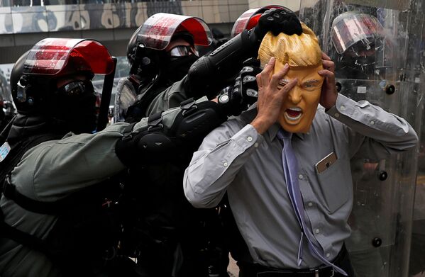 Manifestante antigovernamental usando máscara do presidente norte-americano Donald Trump, durante manifestações em Hong Kong - Sputnik Brasil