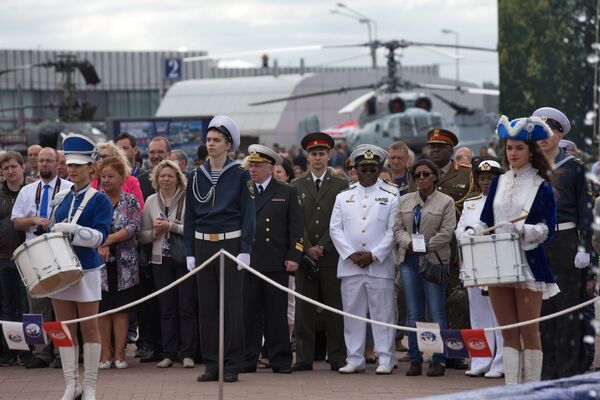 Espectadores e participantes do Show de Defesa Marítima Internacional em São Petersburgo - Sputnik Brasil
