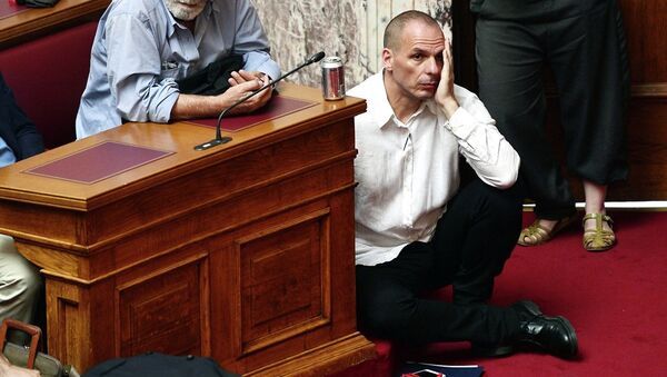 Greek Finance Minister Yianis Varoufakis (L) listens to Prime Minister addressing his MP's and ministers at the Greek Parliament in Athens on June 16, 2015. - Sputnik Brasil