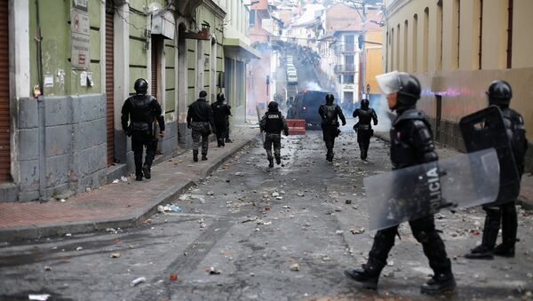 Agentes de polícia patrulhando as ruas de Quito durante violentos protestos contra o governo de Lenín Moreno - Sputnik Brasil