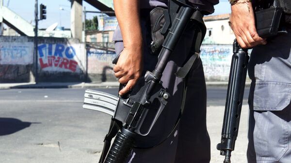 Agentes da Polícia Militar durante operação em Vigário Geral, Zona Norte do Rio de Janeiro (arquivo) - Sputnik Brasil