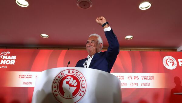 Primeiro-ministro e candidato do Partido Socialista (PS) de Portugal, António Costa, comemora após os resultados preliminares das eleições gerais em Lisboa, Portugal, 7 de outubro de 2019 - Sputnik Brasil