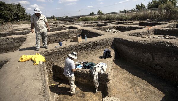 Arqueólogos trabalham em grande cidade de 5.000 anos descoberta perto da cidade de Harish, no norte de Israel, 6 de outubro de 2019 - Sputnik Brasil