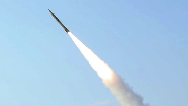 Míssil Fateh-110, de curto alcance, lançado pelas Forças Armadas iranianas - Sputnik Brasil