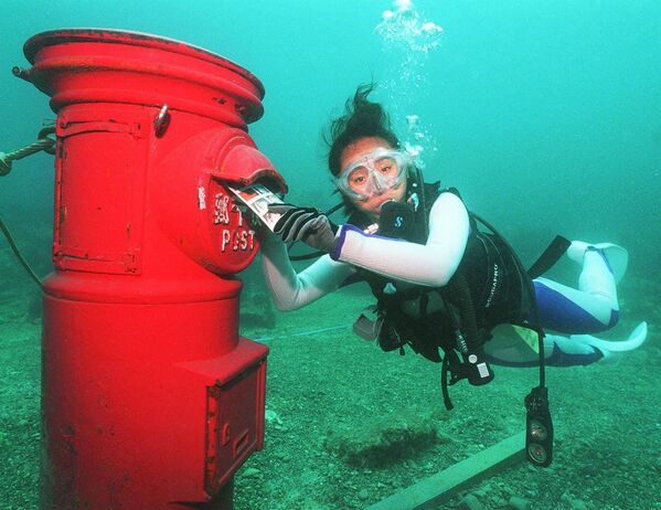 Mergulhadora japonesa entrega carta em caixa de correio instalada a 10 metros abaixo do nível do mar, na prefeitura de Wakayama, no Japão - Sputnik Brasil