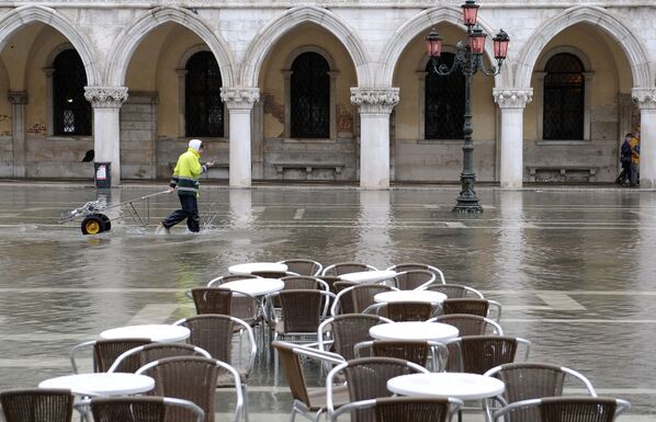 Carteiro italiano acostumado a enfrentar sol e chuva para realizar suas entregas em Veneza, na Itália - Sputnik Brasil