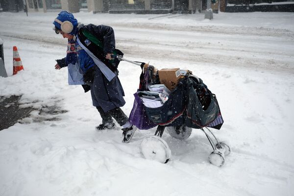 Carteira carrega suas encomendas sob tempestade de neve em Nova York, nos EUA - Sputnik Brasil
