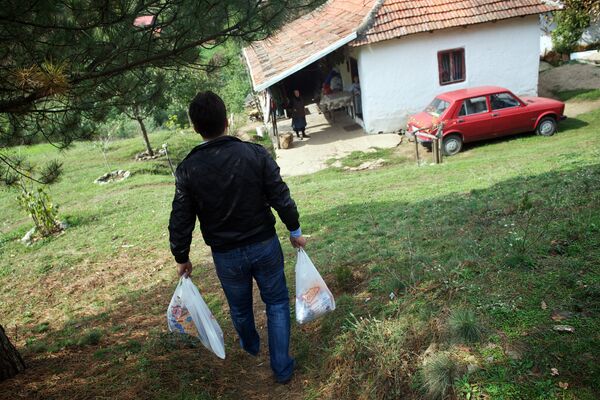 Carteiro decide fazer entrega de comida para moradores que moram isolados no vilarejo de Kursumlijska Banja, na Sérvia - Sputnik Brasil