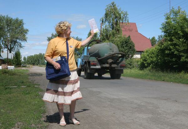 Carteira entrega correspondências na zona rural da Sibéria, na Rússia    - Sputnik Brasil