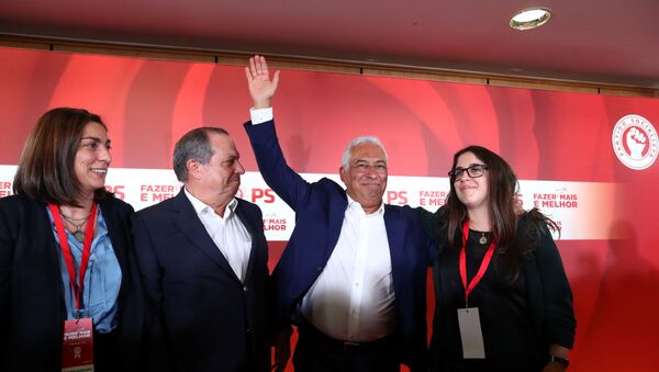 Primeiro-ministro e líder do Partido Socialista português, António Costa, celebrando os resultados primários da votação parlamentar em Portugal - Sputnik Brasil