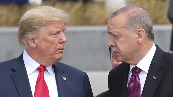 Presidente dos EUA Donald Trump conversa com o presidente turco Recep Tayyip Erdogan, enquanto visitam a nova sede da OTAN em Bruxelas, Bélgica, 11 de julho de 2018 - Sputnik Brasil
