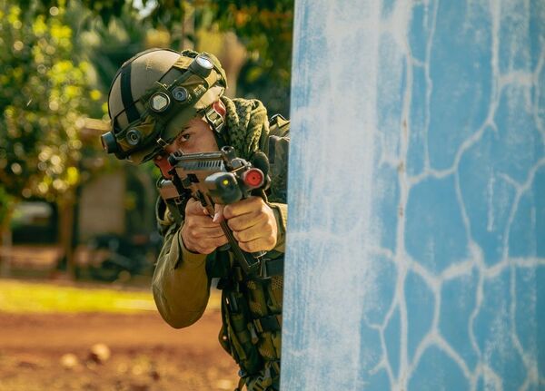 Militar brasileiro durante treinamento de operação de defesa da Usina de Itaipu. - Sputnik Brasil