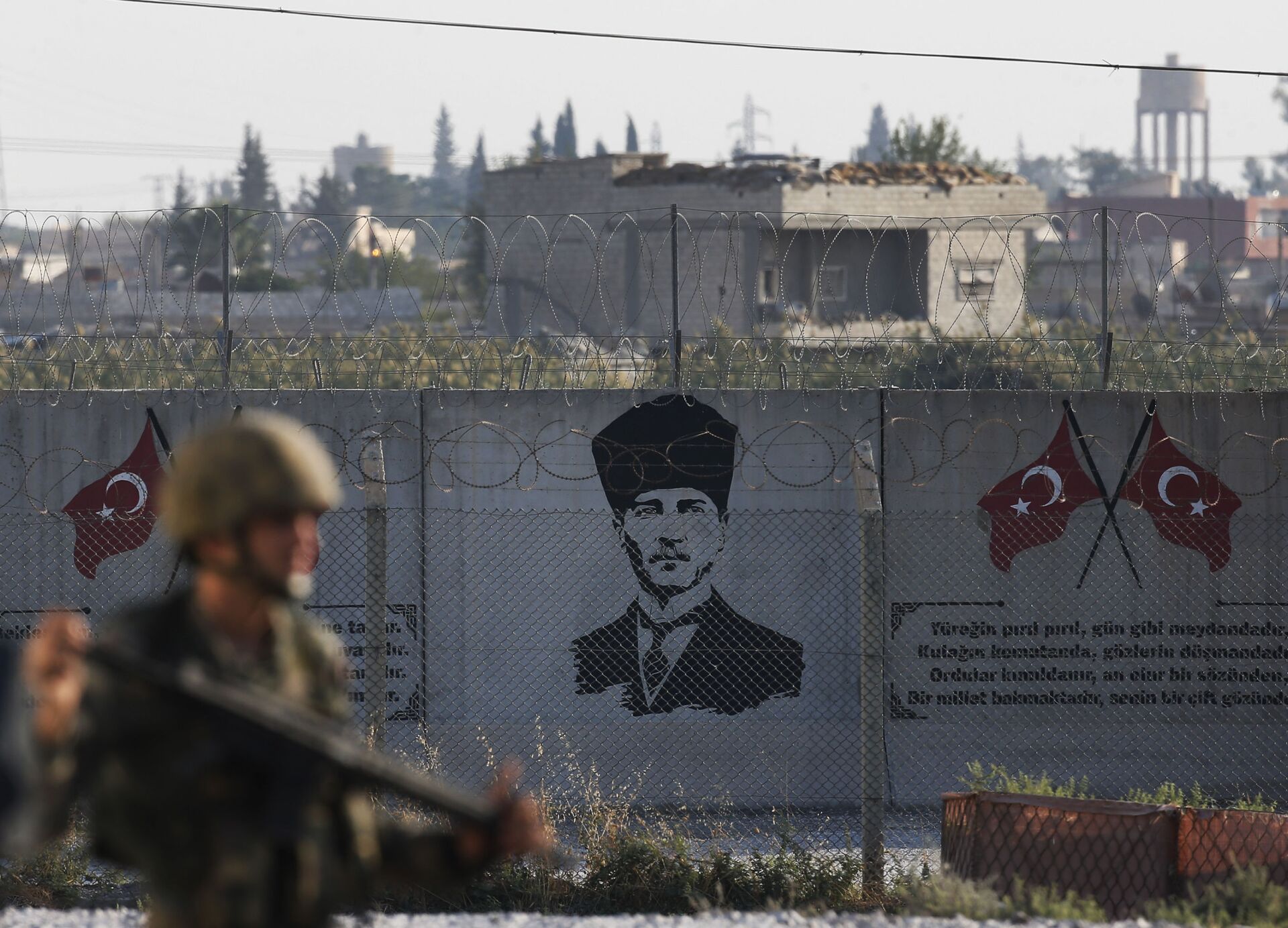 Soldado turco posicionado na fronteira com a Síria em frente ao grafite do Mustafa Kemal Ataturk, fundador da da República da Turquia - Sputnik Brasil, 1920, 23.05.2022