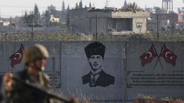 Soldado turco posicionado na fronteira com a Síria em frente ao grafite do Mustafa Kemal Ataturk, fundador da da República da Turquia - Sputnik Brasil