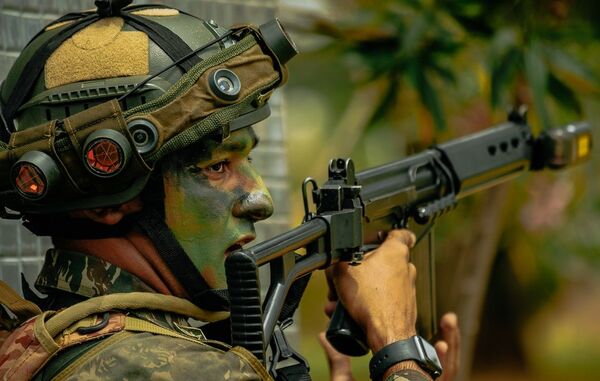 Militar brasileiro durante operação coordenada pelo Comando de Operações Terrestres. - Sputnik Brasil