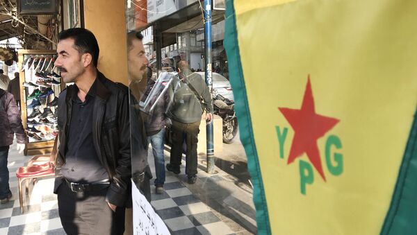 Bandeira da milícia curda YPG na rua central da cidade de Afrin, na Síria - Sputnik Brasil