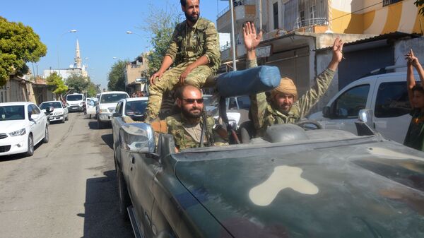 Militares do Exército Livre da Síria passando em veículos pela fronteira turco-síria após a Turquia ter lançado a operação militar Primavera da Paz no nordeste da Síria - Sputnik Brasil