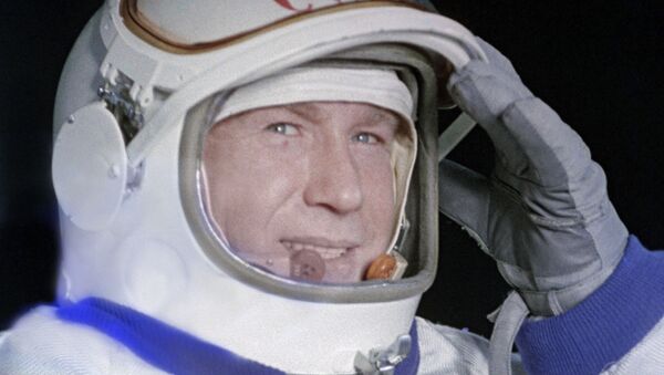 Cosmonauta Aleksei Leonov vestindo traje espacial - Sputnik Brasil